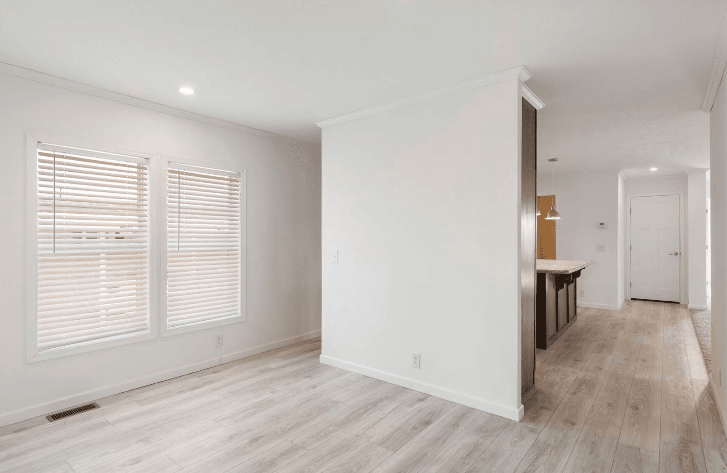 N679 interior home features