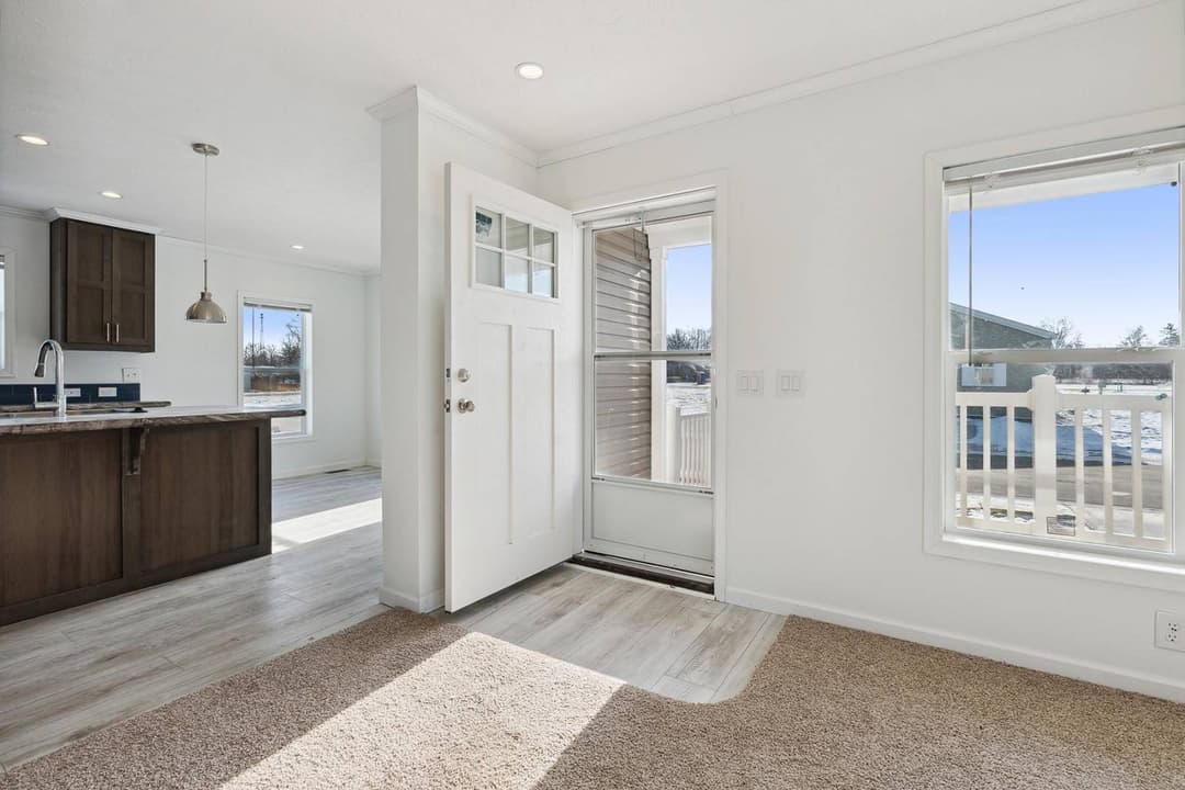 N610 interior home features