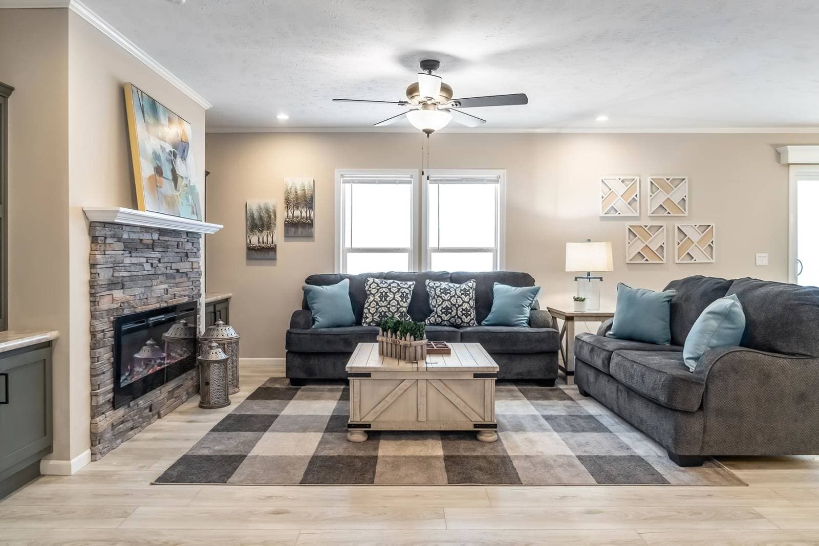 N611 interior home features