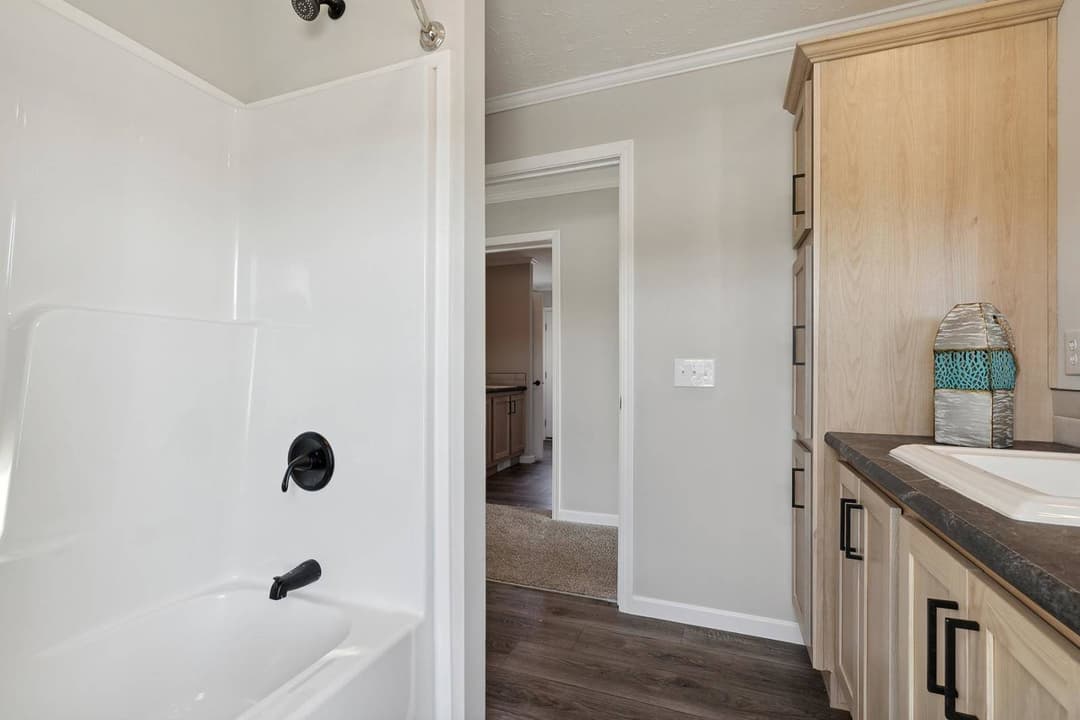 N620 bathroom home features