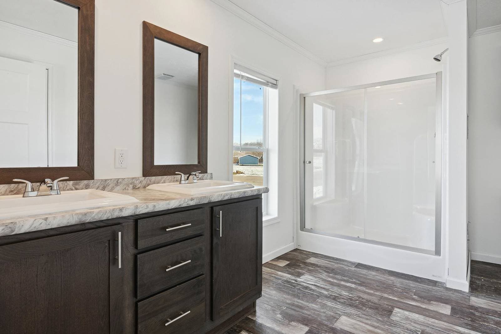 N600 bathroom home features