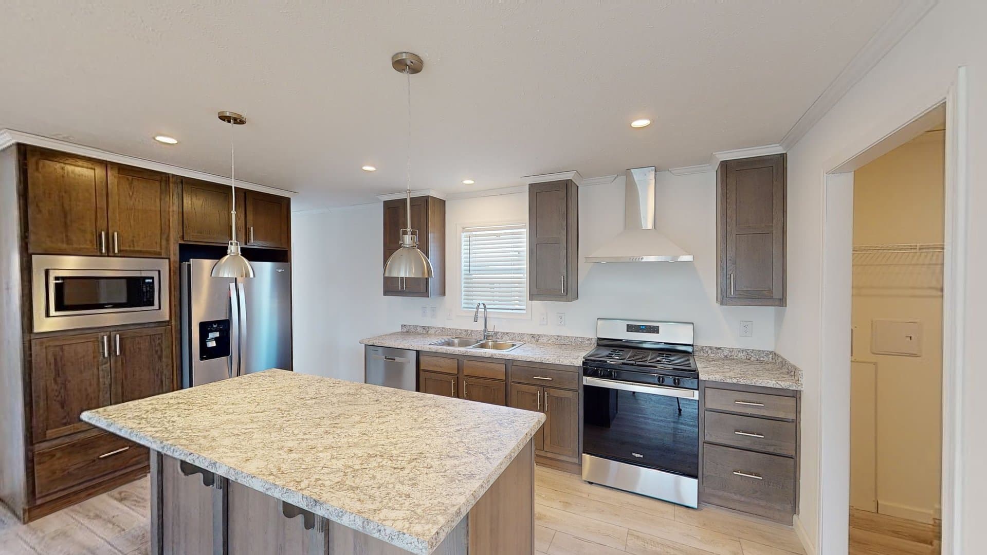 N679 kitchen home features