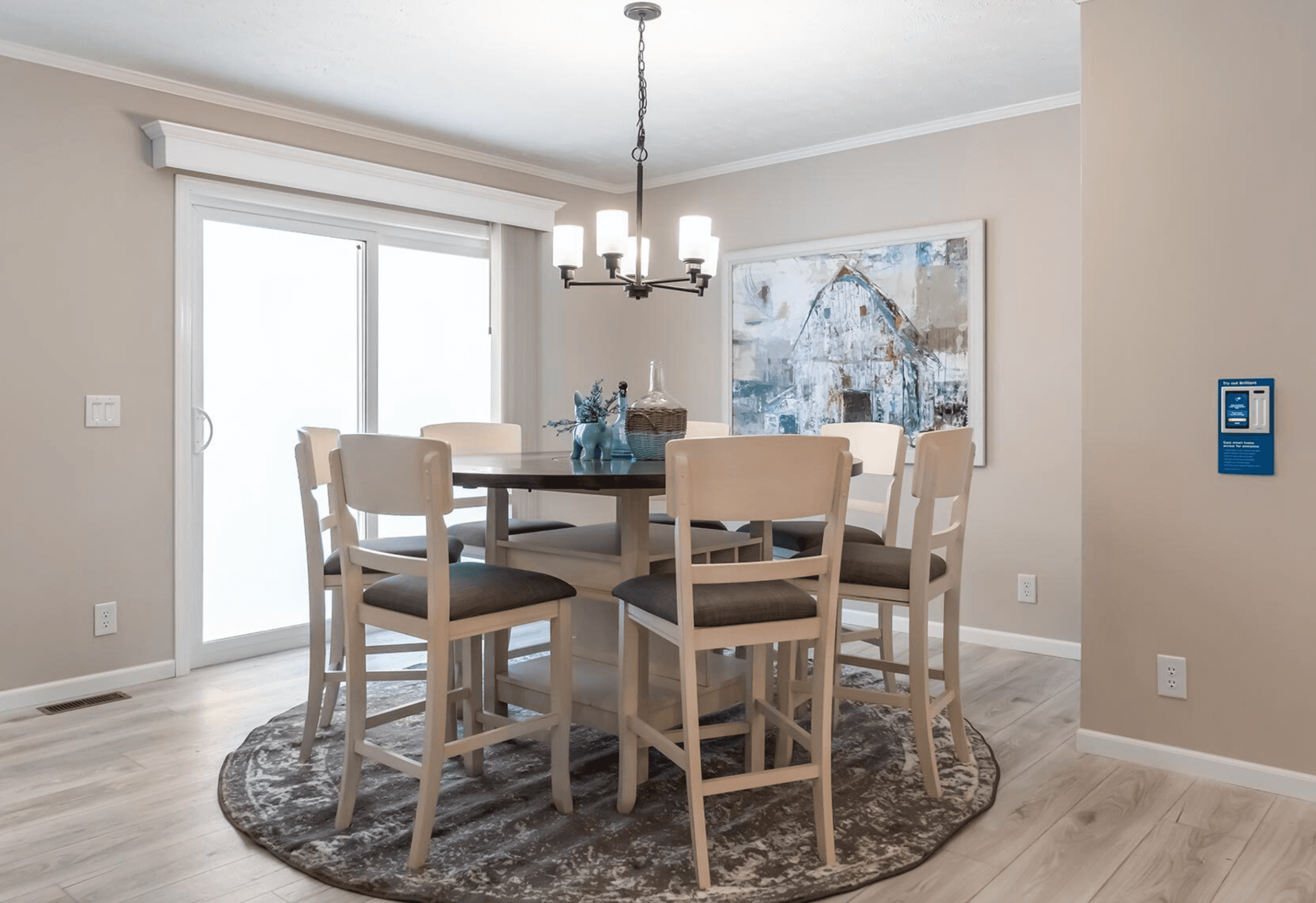 N611 interior home features