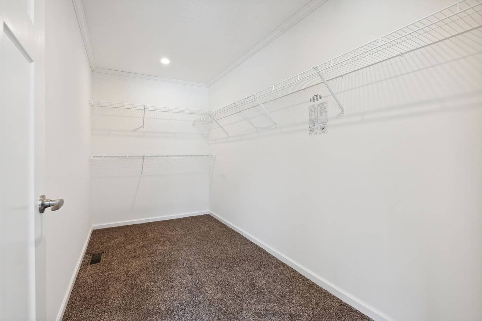 N675 interior home features