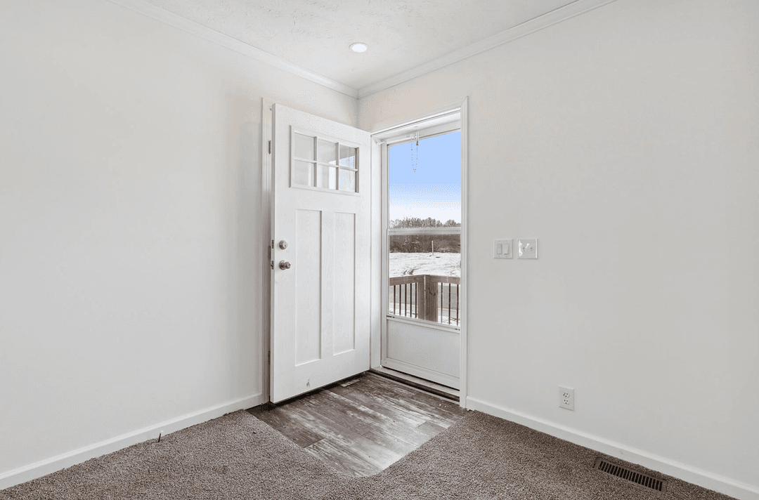 N675 interior home features