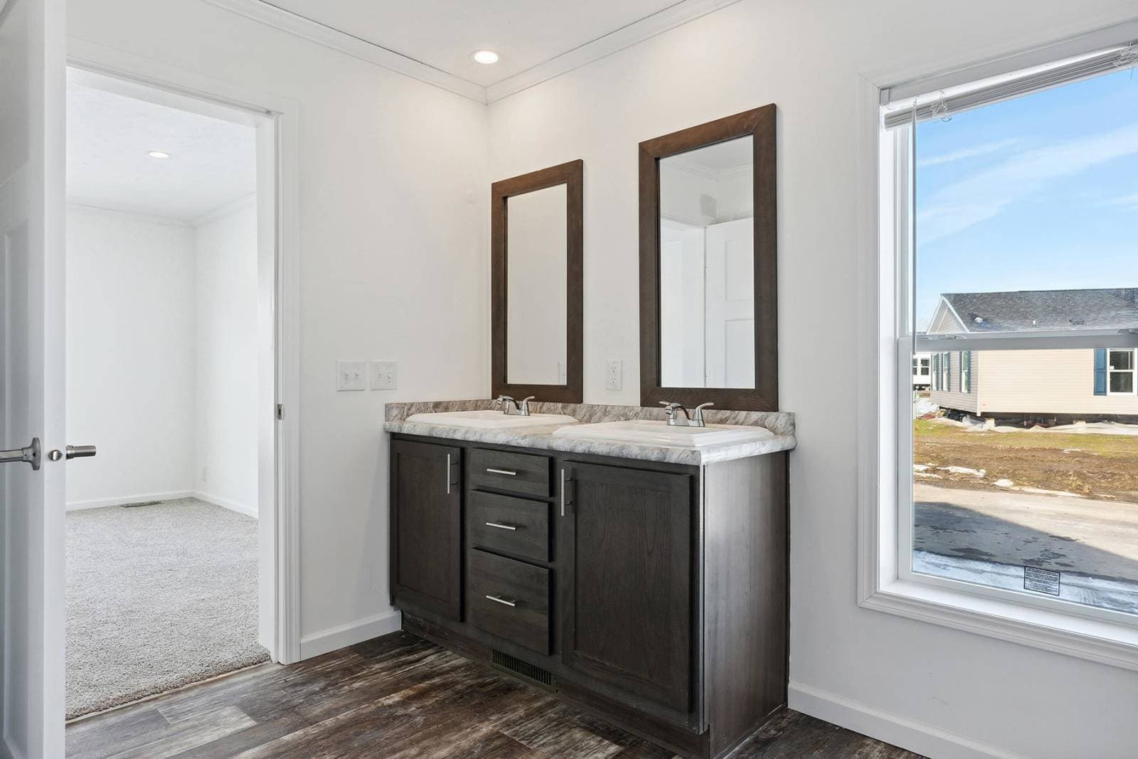 N600 bathroom home features