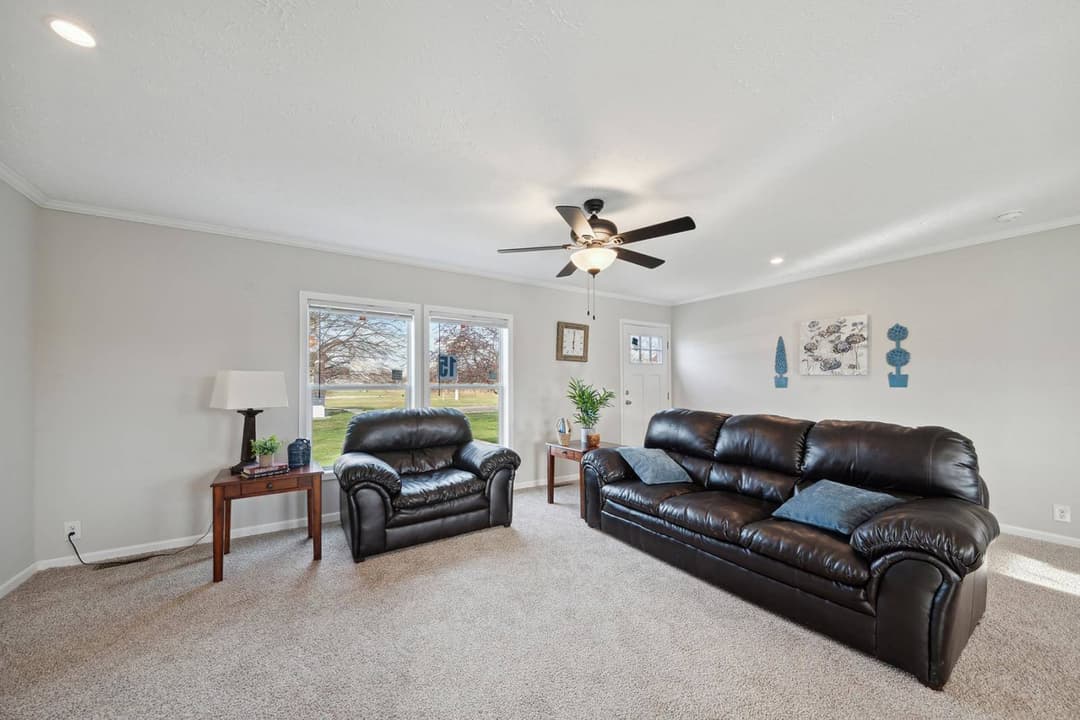 N656 interior home features