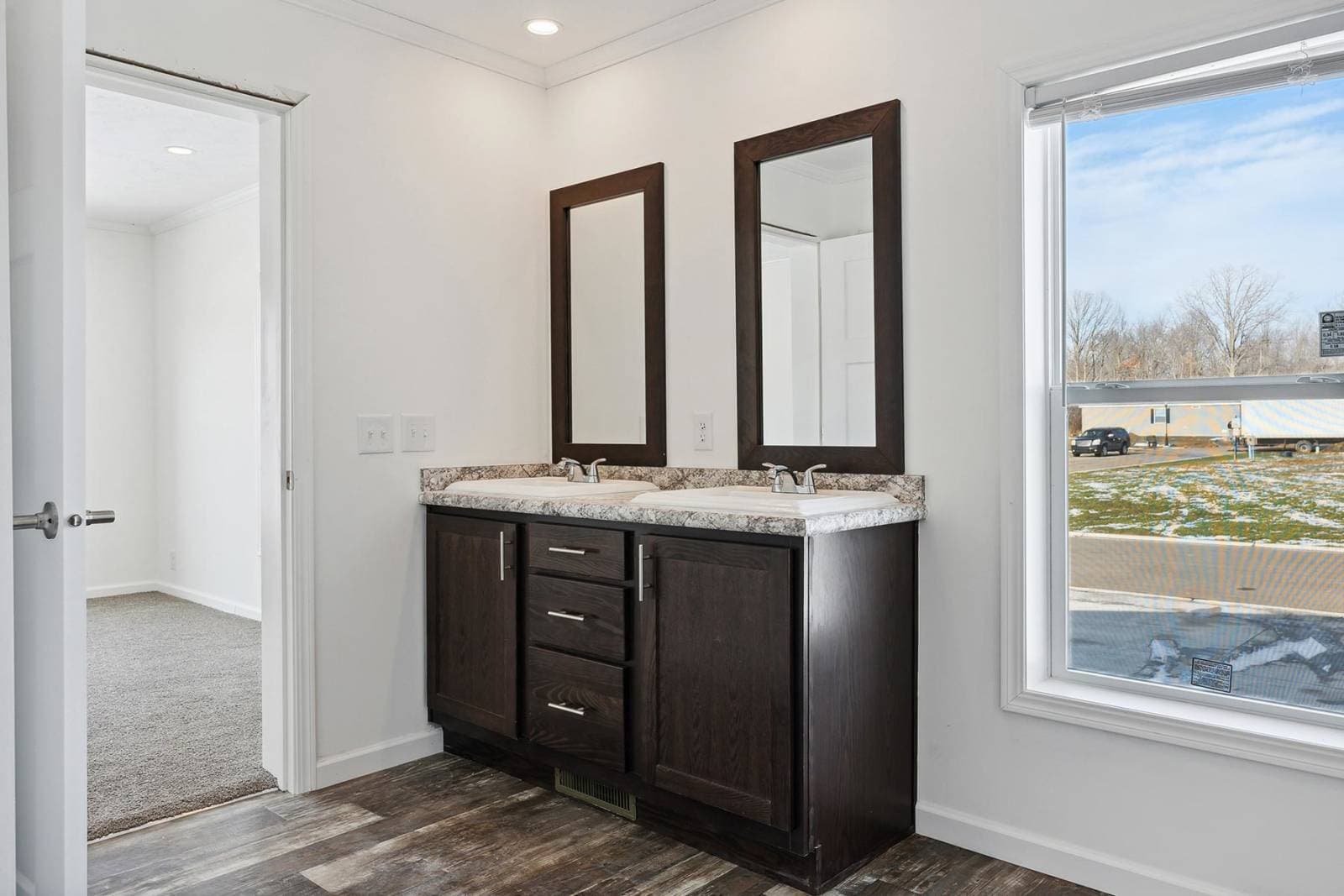 N675 bathroom home features